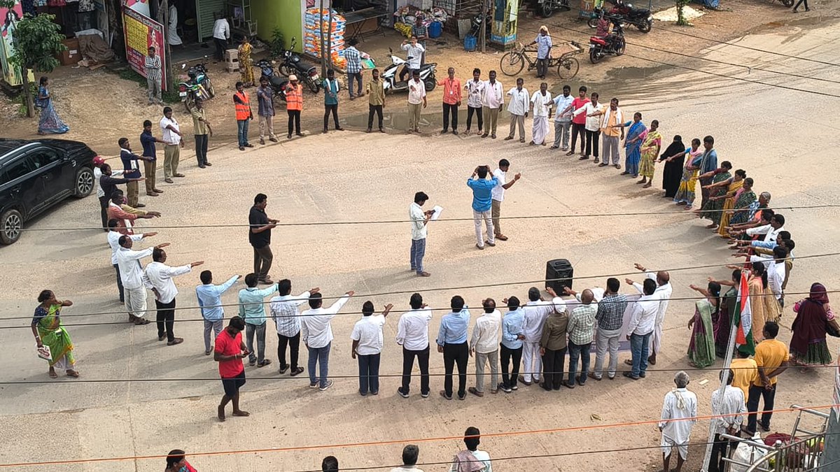 MplYellareddy's tweet photo. As part of swachhta hi Seva Rally and pledge program conducted in Yellareddy Municipality #SHS2025 #SwachhataHiSeva2025 #Swachhotsav @SwachhBharatGov, @SwachhBharat, @MoHUA_India, @MoJSDDWS @tksreedevi @cdmatelangana @RoopaMishra77 @TelanganaCMO https://t.co/RrCosvCgpy