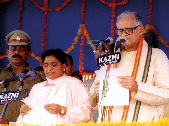Ravindra_Jatav9's tweet image. 2007 उत्तर प्रदेश की राजनीति में एक ऐतिहासिक मील का पत्थर था—जब आदरणीय बहन @Mayawati जी ने अपने दम पर पूर्ण बहुमत की सरकार बनाई। यह वही क्षण था जब बहुजन समाज ने साबित कर दिया था कि अगर संगठन और वोटर एकजुट हो जाएं, तो सत्ता की चाबी हमारे हाथ में होती है।
आज 2027 की आहट में वही…