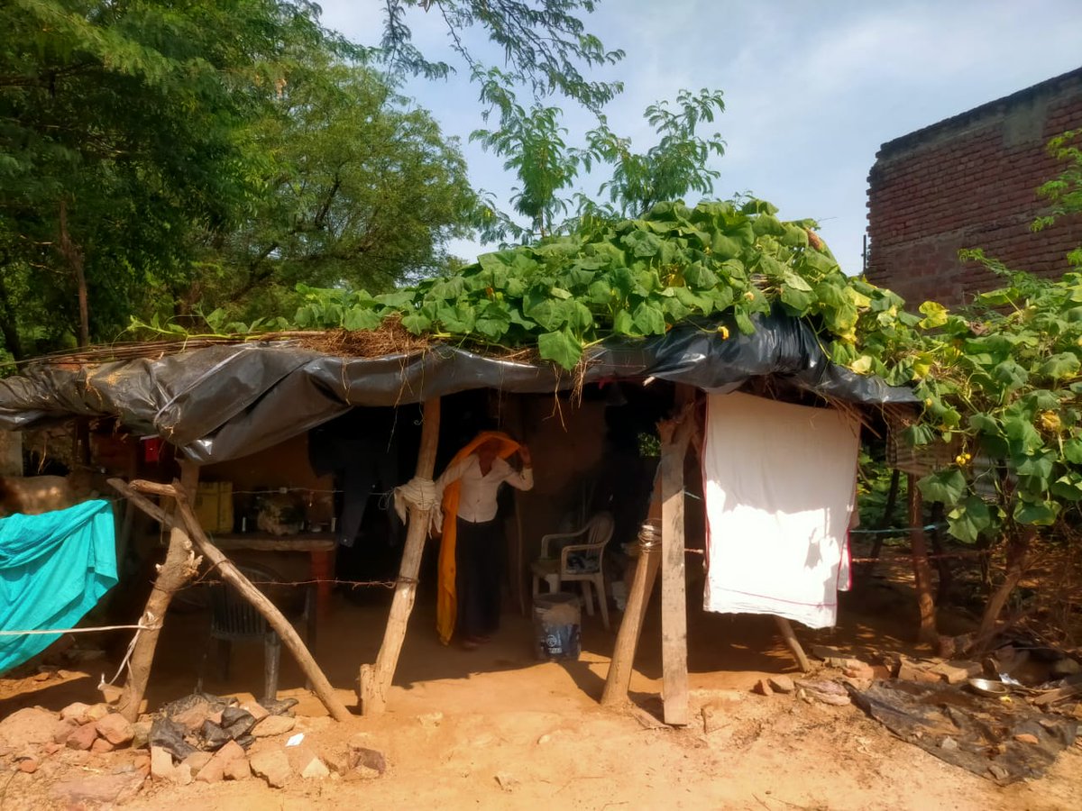 राजस्थान के ट्रेनी सब इंस्पेक्टर राजेंद्र सैनी की मौत आत्महत्या है या हादसा... ये तो नहीं पता लेकिन उनका मैसेज ये बता रहा है कि वो कितना परेशान थे. उनकी बूढी मां की आंखें बता रहीं कि बेटे को वर्दी में देखने का सपना अब महज सपना भर रह गया. 

2021 में हुई SI भर्ती परीक्षा को रद्द