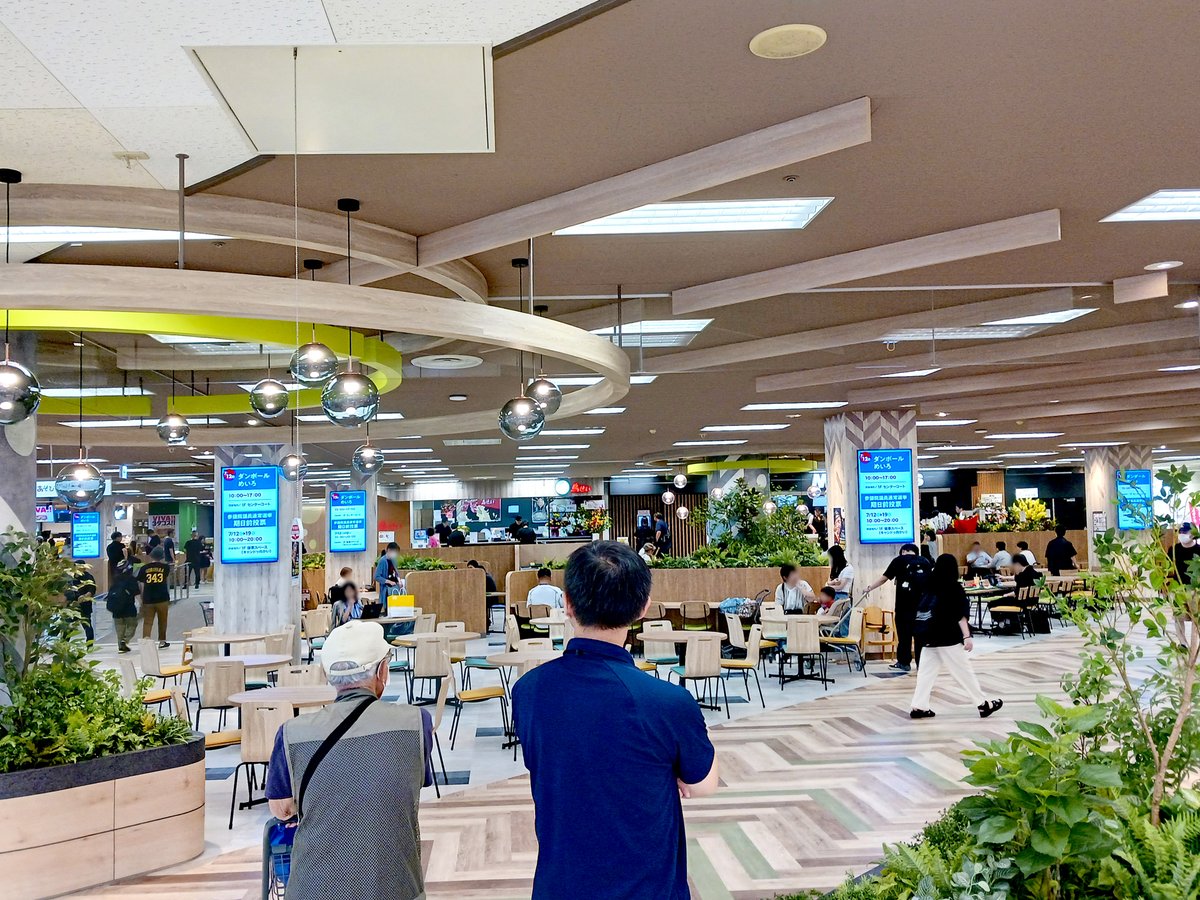 2025年7月に誕生した北海道帯広市内の新しい“まちナカリゾート” 「フレスポスズランプラザ」のフードコート内に、55インチのデジタルサイネージを5面設置いたしました。
#フレスポスズランプラザ　#帯広　#デジタルサイネージ　#表示灯