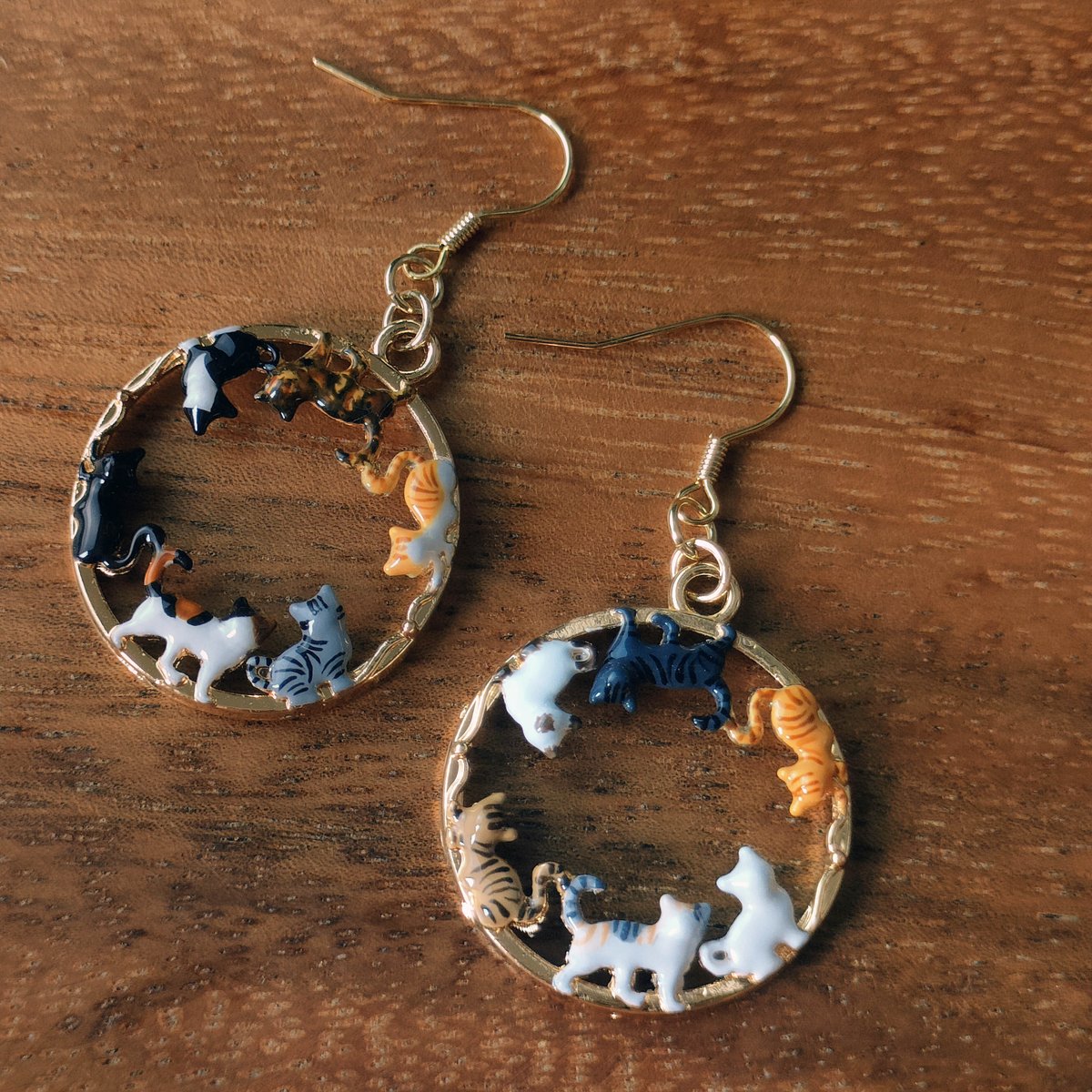 daidaineko_shop's tweet image. #左右非対称チャレンジ 
#365DIYtheme
いつもは一粒ピアスばっかりなので、アシンメトリーが無かった…

左右で違う模様、でご容赦ください。

耳に12種類の猫をぶら下げる、猫好きを極めすぎた一品です。