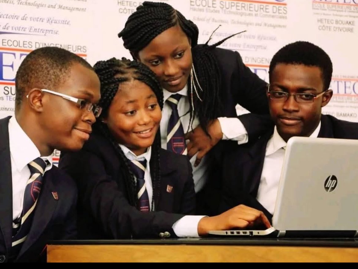 Pourquoi, contrairement à certains pays comme le Burkina Faso 🇧🇫 , le gouvernement congolais 🇨🇩 ne met-il pas en place un système de soutien financier pour accompagner tous les étudiants dans leurs études ?