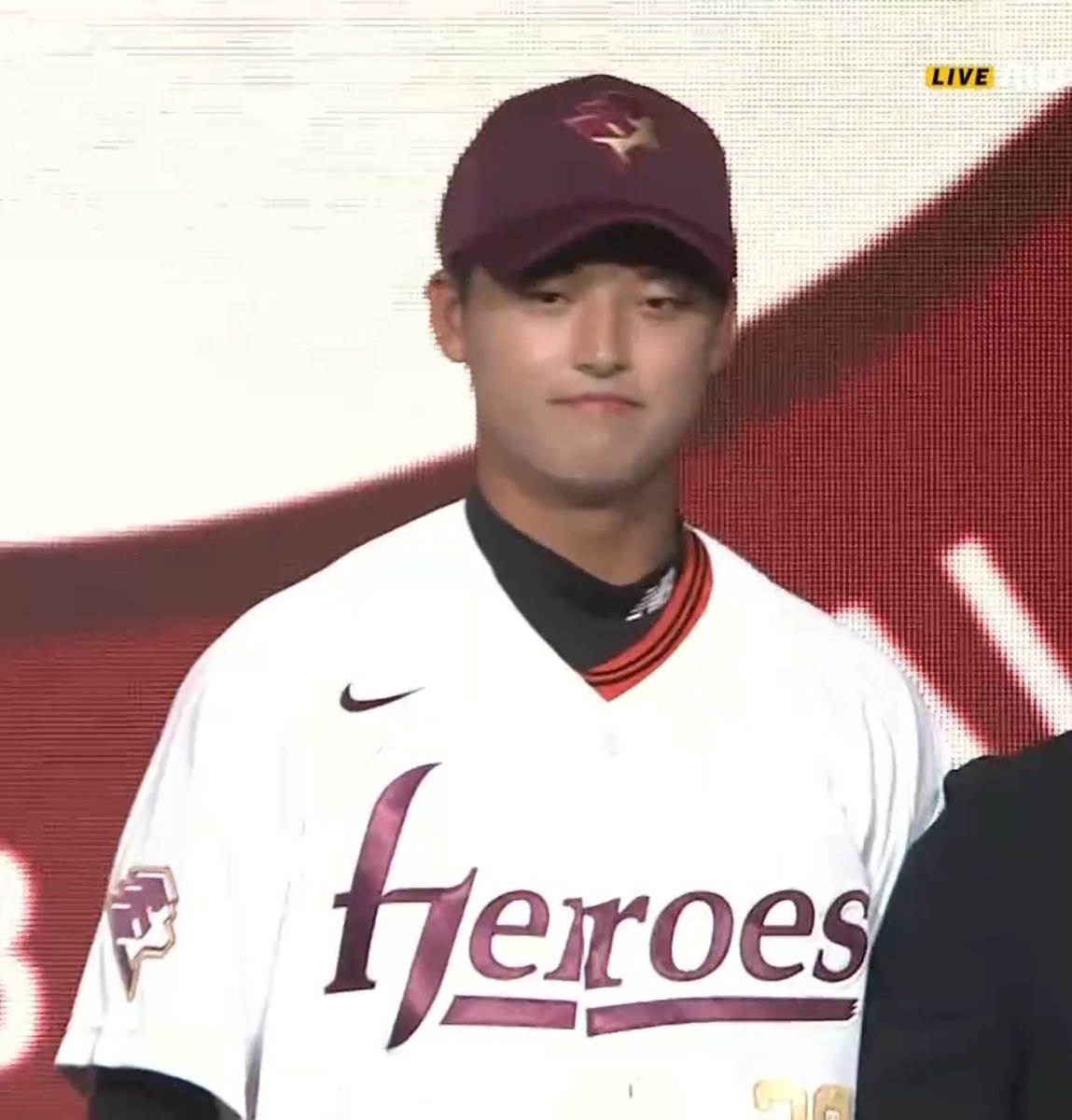 windy_heroes's tweet photo. ㅈㅉ 유니폼 넘 잘어울림
환영합니다 준현선수 https://t.co/Z7GphXxUpt