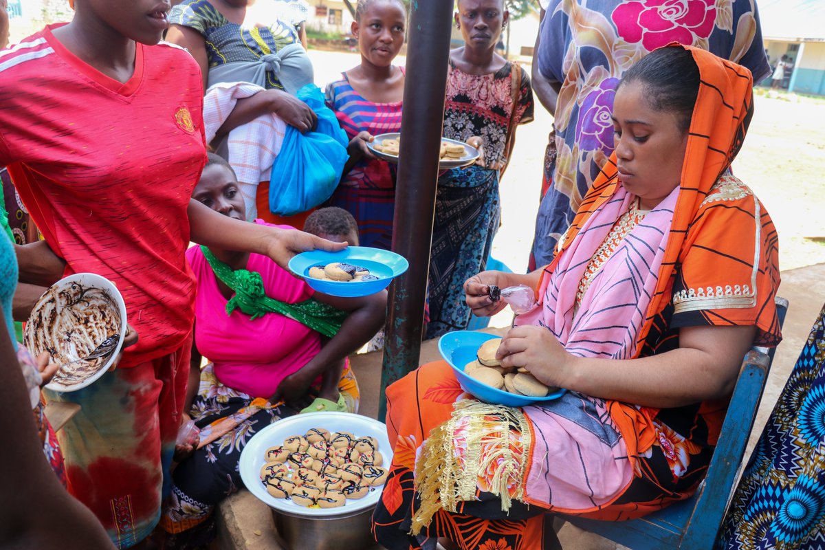 elimu_projects's tweet image. During the Karima Cakes session of the Elimu Familia Stawi (EFS) program, caregivers learned a practical, low-cost way to bake cookies using firewood and a sufuria as an oven.
The training also encouraged them to sell the cookies at small events to earn extra income