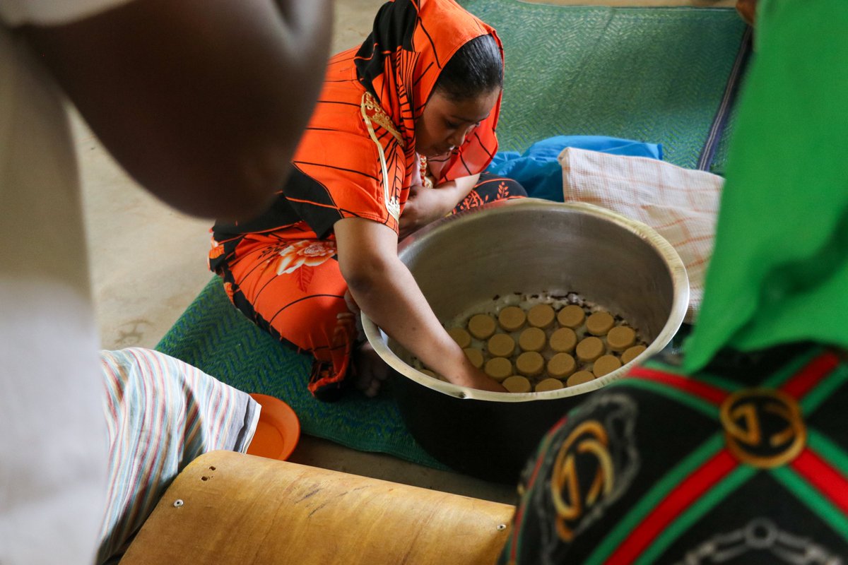 elimu_projects's tweet image. During the Karima Cakes session of the Elimu Familia Stawi (EFS) program, caregivers learned a practical, low-cost way to bake cookies using firewood and a sufuria as an oven.
The training also encouraged them to sell the cookies at small events to earn extra income