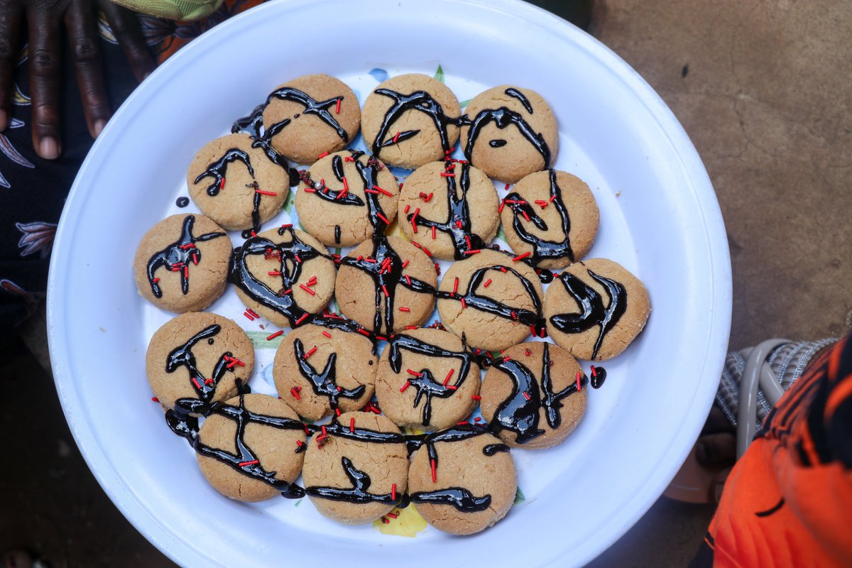 elimu_projects's tweet image. During the Karima Cakes session of the Elimu Familia Stawi (EFS) program, caregivers learned a practical, low-cost way to bake cookies using firewood and a sufuria as an oven.
The training also encouraged them to sell the cookies at small events to earn extra income