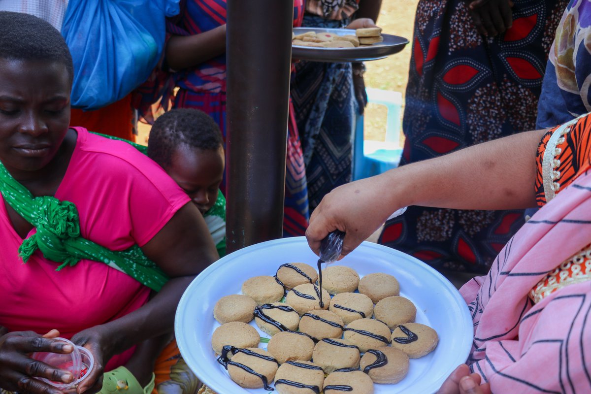 elimu_projects's tweet image. During the Karima Cakes session of the Elimu Familia Stawi (EFS) program, caregivers learned a practical, low-cost way to bake cookies using firewood and a sufuria as an oven.
The training also encouraged them to sell the cookies at small events to earn extra income