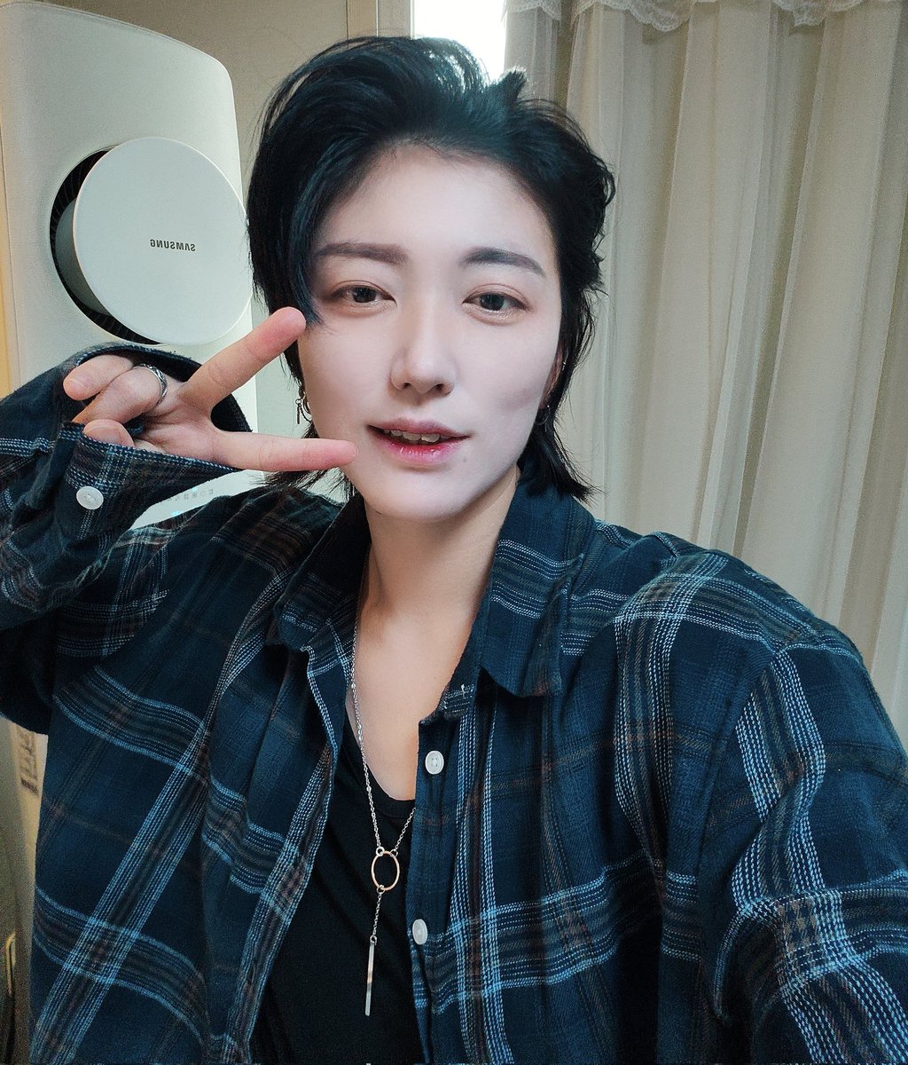 나 오늘 머리 첨 넘겨봤뎌 아..두번째던가? 왜 낯설지 그..앞머리 띄워주는 집게로 좀 잡고있었더니 머리가 뭔; 뭐여? 이게뭐여?🫠 드라이기로 눌러도 안눌려서 그렇담 위기를기회로! 넘겨봐😙 근데 좀..잘된거같은데!아닌가😭..근데 약간 나 좀..진짜 낯가려..