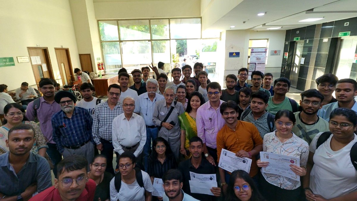 UnivofDelhi's tweet image. Hindi Diwas and Engineer’s Day Celebrated at Faculty of Technology, University of Delhi
Delhi, 15 September 2025:
To read more - du.ac.in/index.php?mact…