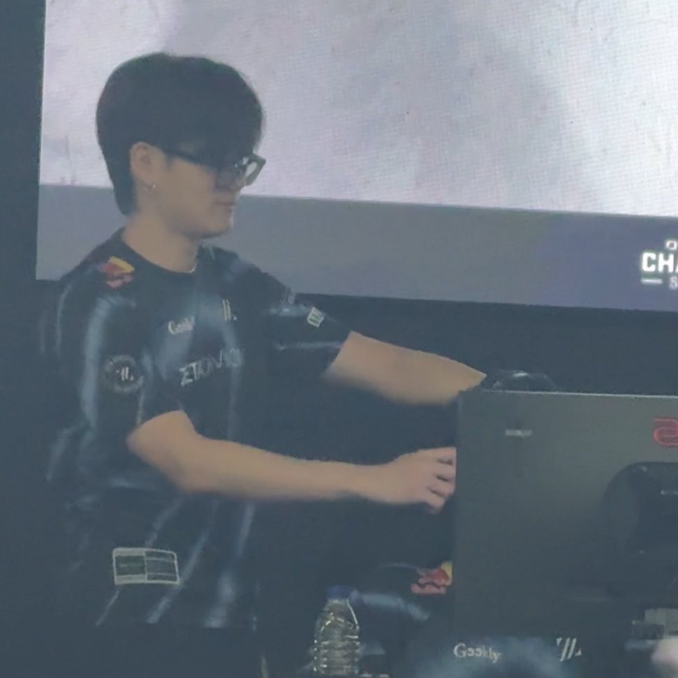 둘의우정영원하길......아잠만눈물날껏같다
어느순간 눈떠보면 늘 옆에서있음...기둥처럼