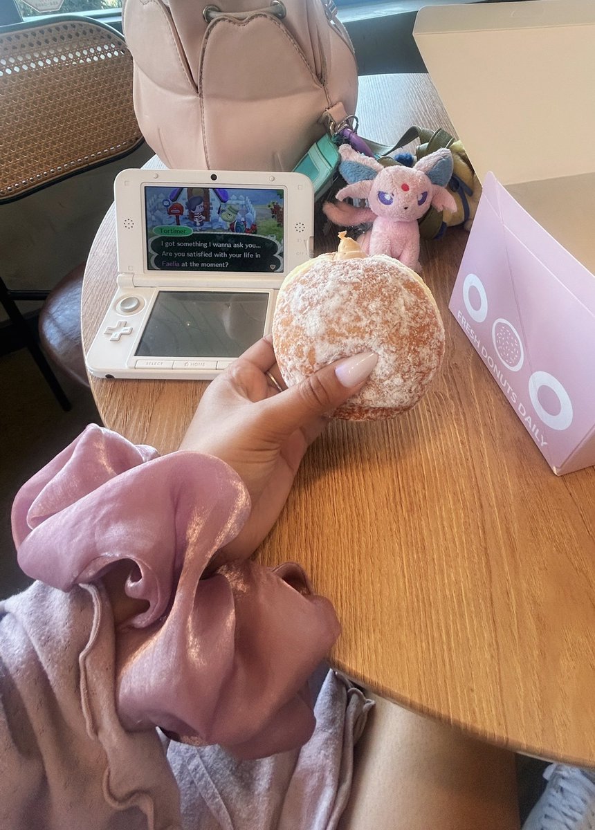 Knimbleyx's tweet image. Life lately...
🌸🍩