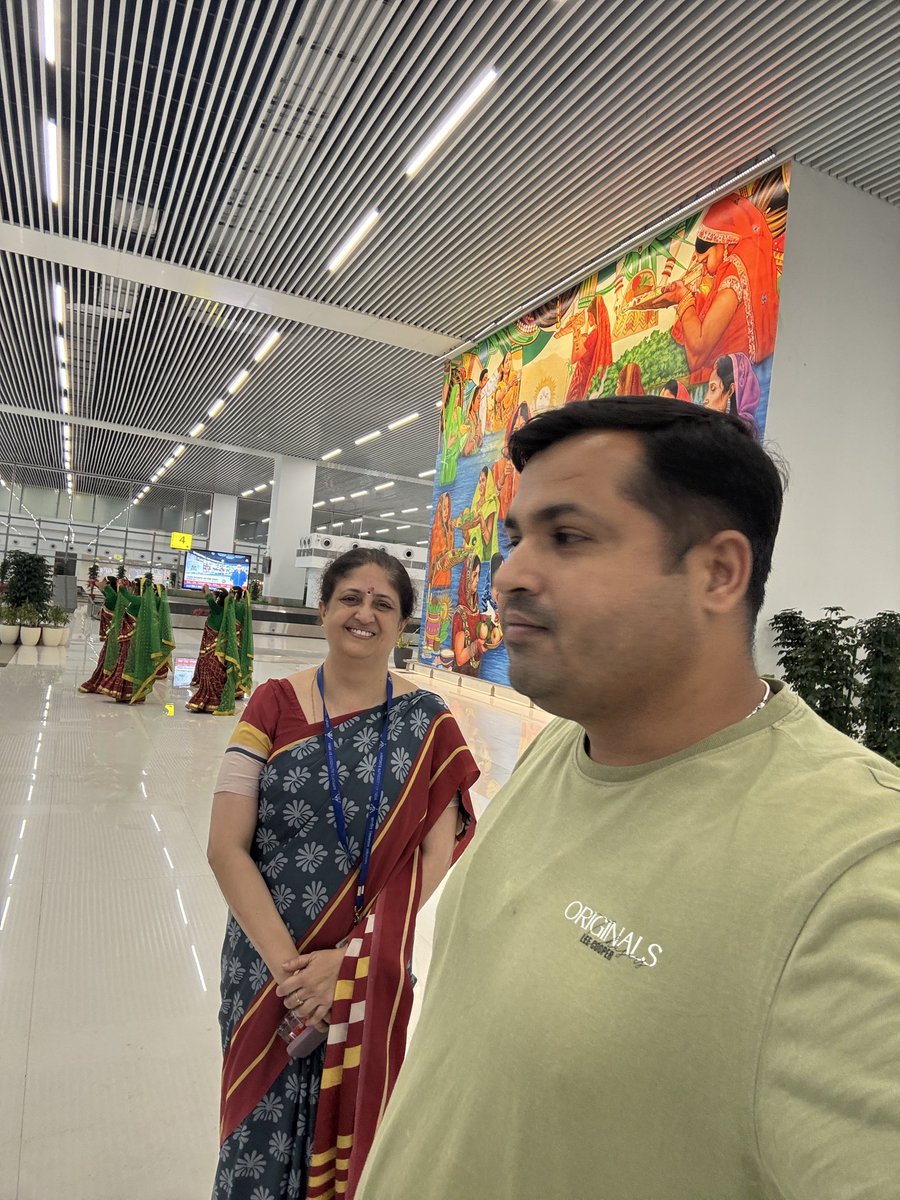 emailprashant86's tweet image. यात्री सेवा दिवस पर यात्रियों का स्वागत, लोक नृत्य के साथ पटना हवाई अड्डा पर पहलीबार 
@AAI_Official
@aairhqer
@samirsinha69
@vipinkumarIAS
@RamMNK
@mohol_murlidhar
@MIB_India
#YatriSewaDiwas
#YatriFirst
#ServiceThatFliesHigh