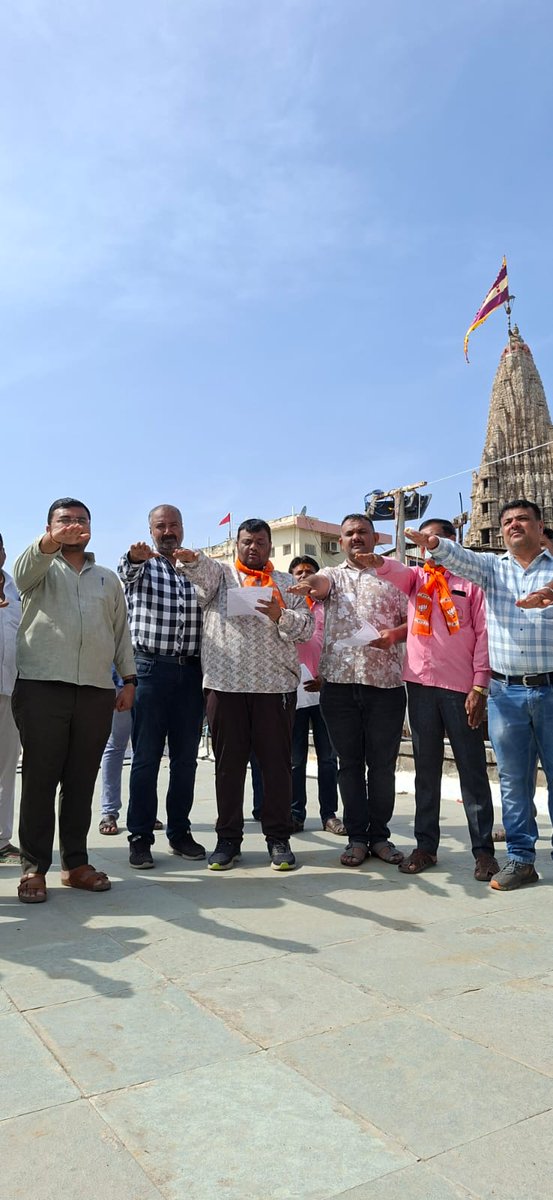 આજરોજ દ્વારકાધીશ મંદિર તેમજ દ્વારકા નગરપાલિકાના સંયુક્ત ઉપક્રમે મા.વડાપ્રધાનશ્રી <a href="/narendramodi/">Narendra Modi</a> જીના જન્મદિવસને અનુલક્ષીને સ્વરછ ભારત મિશન અંતર્ગત દ્વારકા મંદિર ટ્રસ્ટના અધિકારીઓ તેમજ નગરપાલિકાના કર્મચારીઓ તેમજ પદાધિકારીઓ દ્વારા સ્વરછતાના શપથ લેવામાં આવ્યા. #SwachhataHiSeva2025