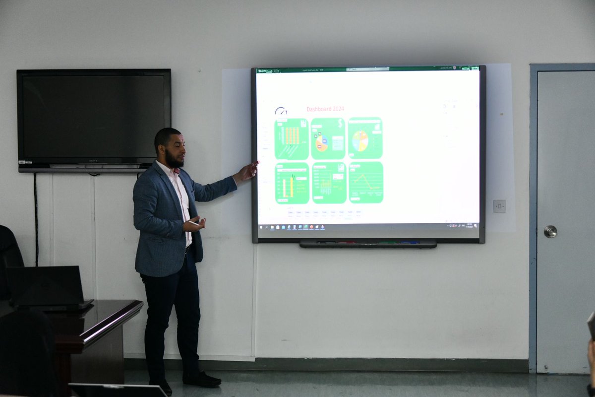 AhmedEldssouki's tweet image. من الدورات التي سعدت بها وتشرفت بتواجدي مع هذه الكوكبة من منسوبي جامعة الملك سطام بن عبدالعزيز بالدمام 
 والتي تناولنا فيها برنامج اكسل من البداية للاحتراف والوصول إلى مستوى متقدم في غضون (3) أيام فقط.
شكرًا من القلب للمتدربين الأكارم 
#advanced_Excel
#power_Bi
#ahmed_eldssouki