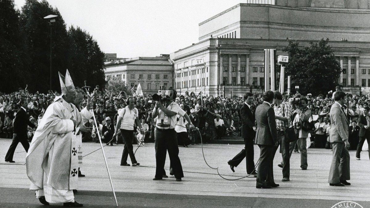 VaticanNewsPL's tweet photo. #JanPaweł2 i ruch „Solidarności” to dwie historie splecione ze sobą tak mocno, że trudno dziś wyobrazić sobie dzieje Polski bez tego spotkania. Pontyfikat papieża z Polski okazał się jednym z najważniejszych czynników, które zmieniły bieg wydarzeń.

➡️https://t.co/GnMNnDsGS1 https://t.co/y9nJLeINGu