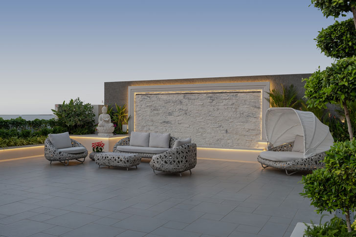 #ArrivaDesigns realises a 10,000-sqft penthouse in Mumbai, showcasing how spatial scale, refined materiality, and measured restraint shape contemporary high-rise living. Check out the entire project on India Art n Design:  indiaartndesign.com/stillness-abov…