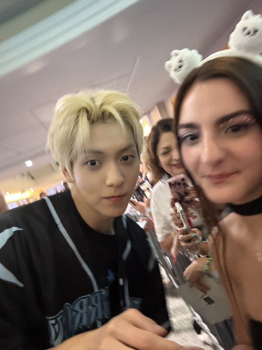 page_nin1's tweet photo. BEST NIGHT EVER!! (la foto con mi kai bello falto ya que mi teléfono no al tomo💔) sigo sin creer que conocí y me tome una foto con mi grupo favorito, el mejor pito concierto de mi vida 😭😭 I LOVE YOU TXT #TXT_TOUR_ACTTOMORROW_DALLAS  #txt #txtindallas https://t.co/EGfm5een9O