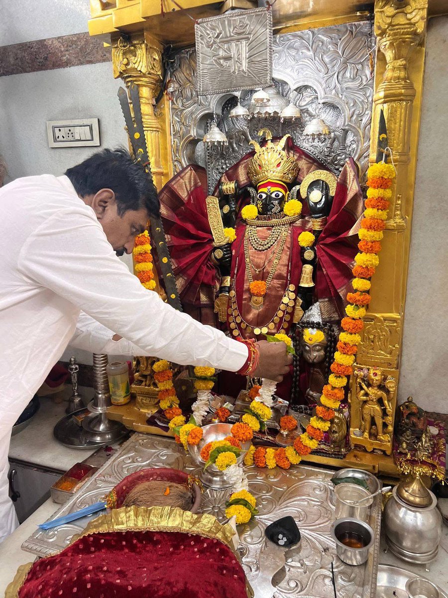 rajkumarmev's tweet photo. 📍 धार, मध्यप्रदेश
आज धार स्थित माता जी मंदिर पहुंच कर विधि-विधान से पूजा-अर्चना कर क्षेत्र एवं प्रदेशवासियों के मंगल की कामना की।
जय माता दी 🙏
#RajkumarMev #RajkumarMev4Maheshwar https://t.co/jknVmill9B