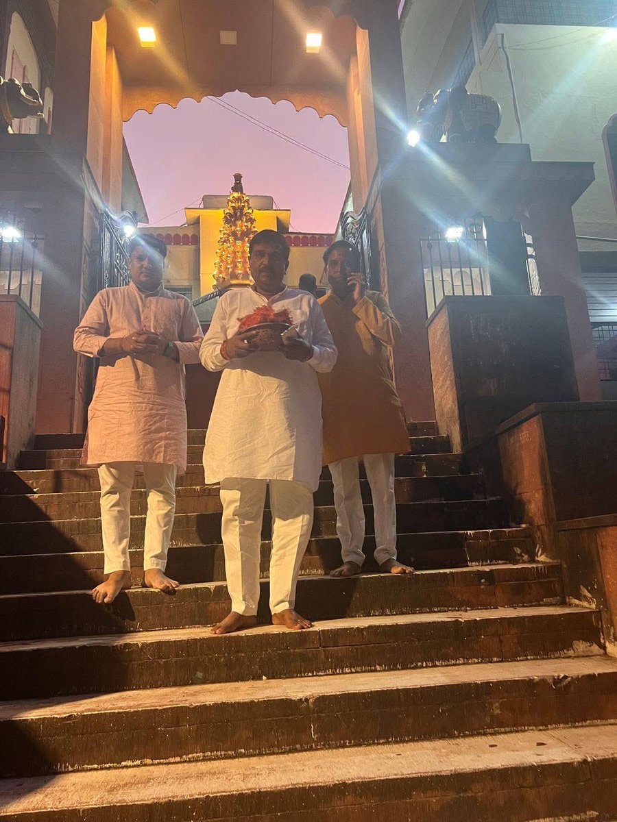 rajkumarmev's tweet photo. 📍 धार, मध्यप्रदेश
आज धार स्थित माता जी मंदिर पहुंच कर विधि-विधान से पूजा-अर्चना कर क्षेत्र एवं प्रदेशवासियों के मंगल की कामना की।
जय माता दी 🙏
#RajkumarMev #RajkumarMev4Maheshwar https://t.co/jknVmill9B