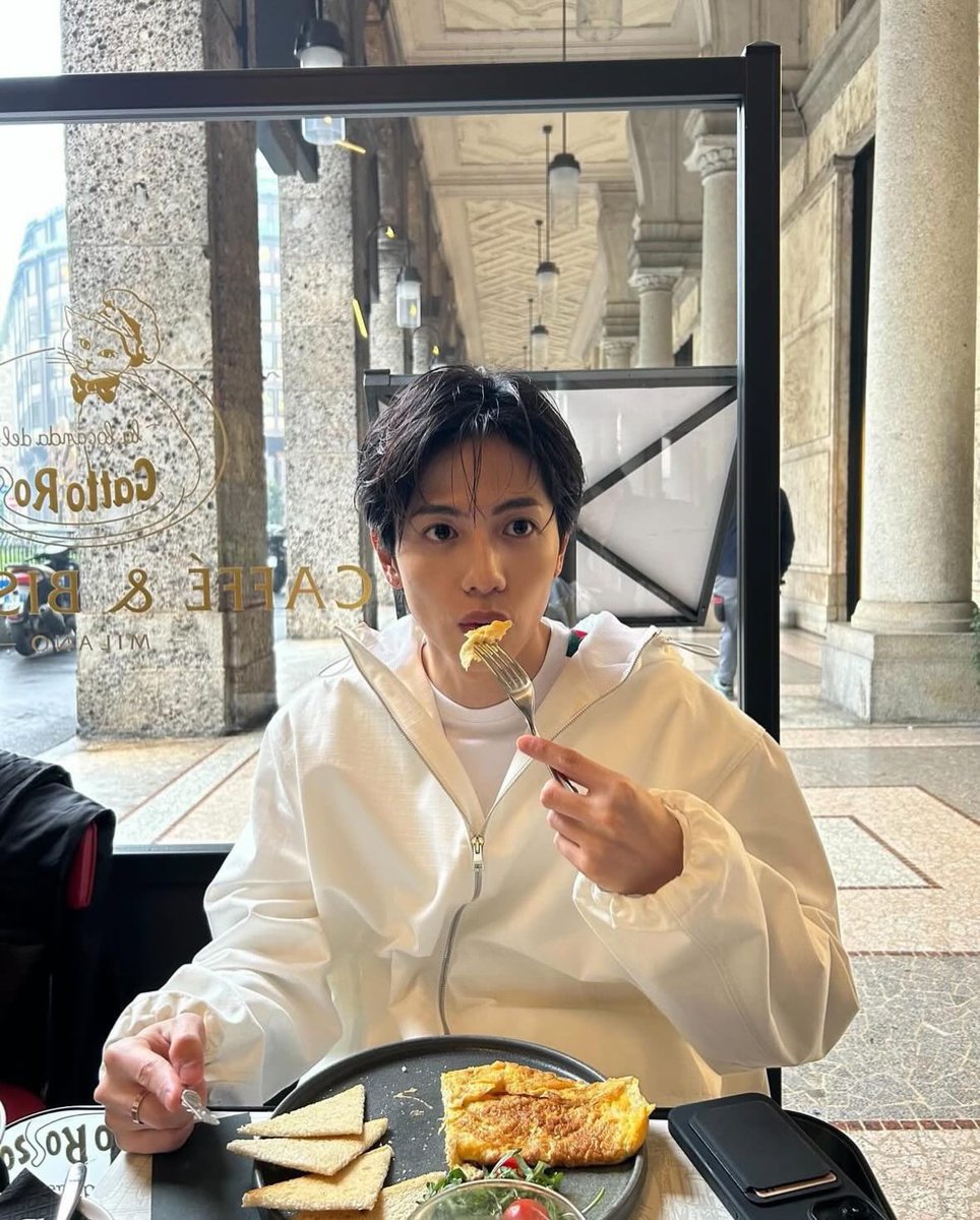 写真集の特典に指輪を付けて、写真集開いたらお揃いの指輪の志尊淳が出