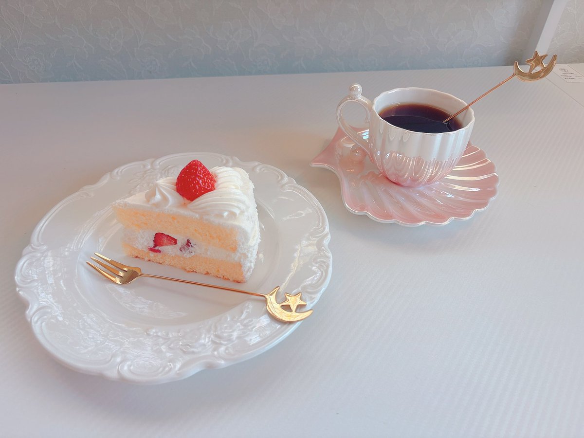 ケーキタイム🍰

これ弟に見せたら、写真に映るところだけ片付けてるの小賢しくていいね👍って言われた