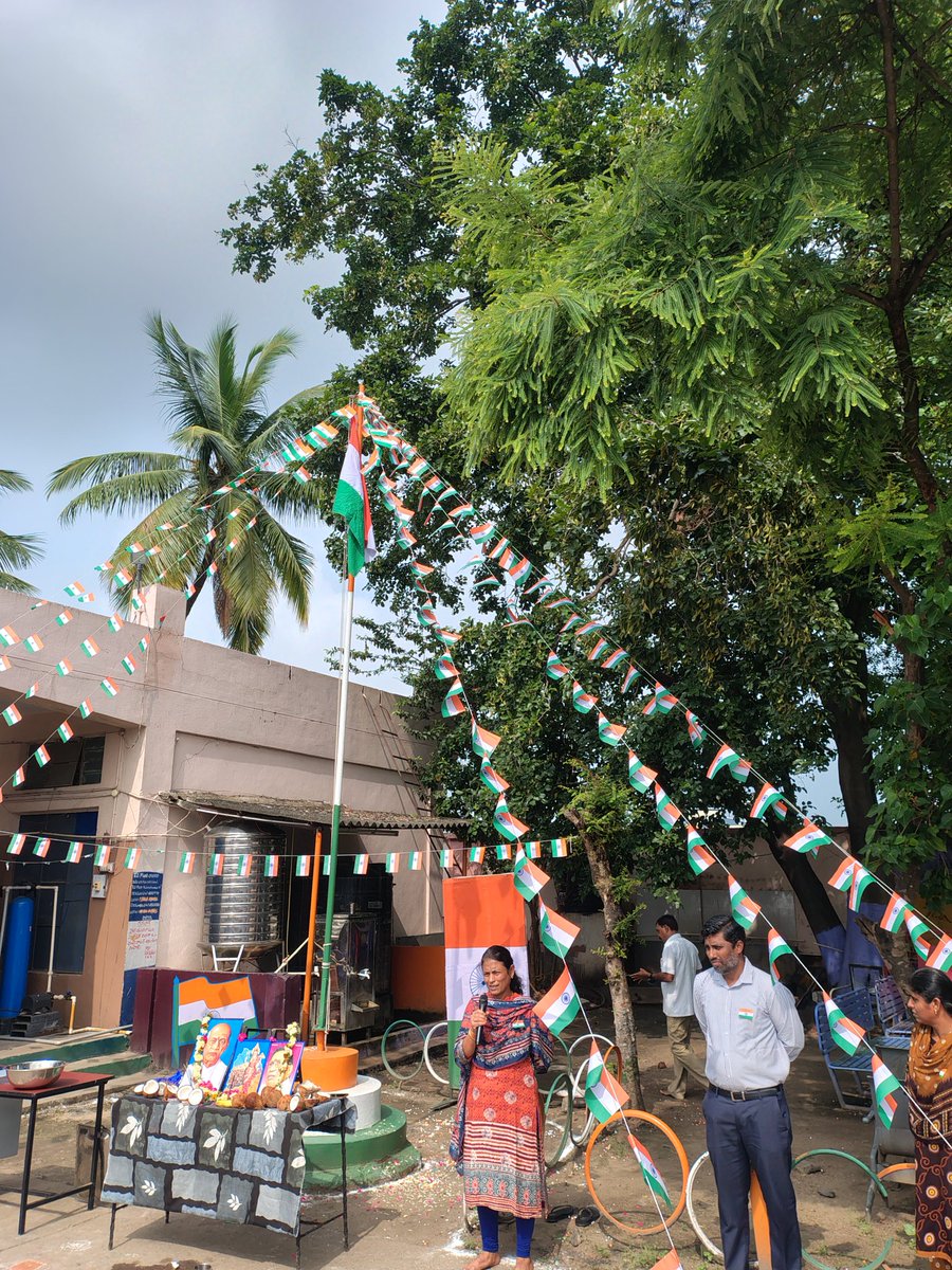 DMTHORRUR's tweet photo. TGSRTC Thorrur Depot proudly celebrated Telangana State Liberation Day 🇮🇳✨
Depot Manager hosted the flag and addressed the staff, highlighting the significance of the day. 🙏

#TGSRTC #ThorrurDepot #TelanganaStateLiberationDay https://t.co/dkgP5PdsH7