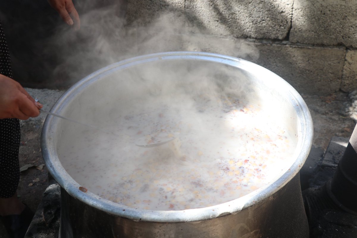 Yolun Bilgisi | Lokma

Alevilikte lokma, sadece yemek değil; alın teri, emek ve gönül rızasıdır.

Helal olacak, rızalıkla paylaşılacak, mürşit gülbengiyle kudret lokmasına dönüşecek.

Lokma; barışı, kardeşliği ve Hak aşkını çoğaltır. 

#AleviGündemi