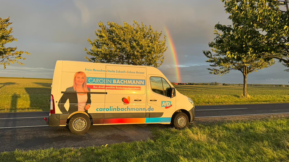 "Meinen Bogen habe ich gesetzt in die Wolken; der soll das Zeichen sein des Bundes zwischen mir und der Erde."

Tolles Bilde, welches mir mein lieber Mitarbeiter gestern aus #Mittelsachsen schickte!
#Regenbogen

1.Mose 9