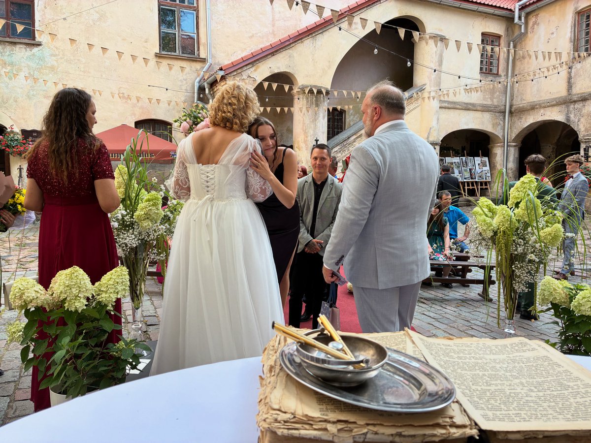 vkoralis's tweet image. Satikāmies kāzas Jaunpils pils pagalmā. Mīlestība, siltums un saule. Lai Dieva svētība! 

kāzas un kristības ārpus reliģiskām organizācijām - ticu.lv

#kāzas #kristības #jaunpils #pagalms #pils #dārzs #mācītājs