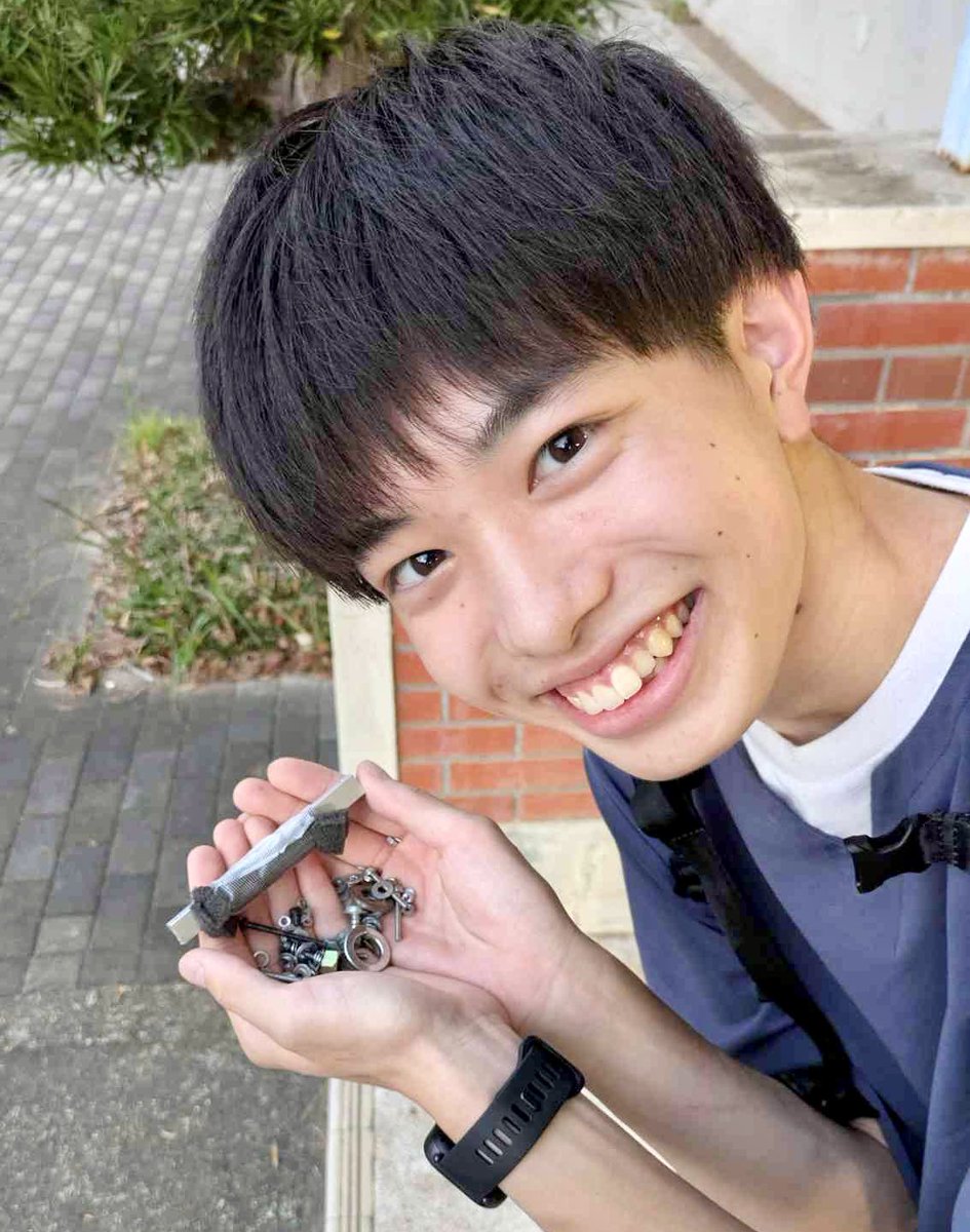 NITIC_RobotClub's tweet image. \\本日の成果はこちら//💁🔩

茨城高専ロボット部では、環境に配慮し、地面に落ちたネジやナット等を回収する活動を行っています。

嘘です。ロボット運搬時に振動で脱落した彼らをみんなで血眼になって捜索しています。👁️👁️
なんなら昨日です。(画像二枚目)

#高度な情報戦
#高専ロボコン
#ロボコン