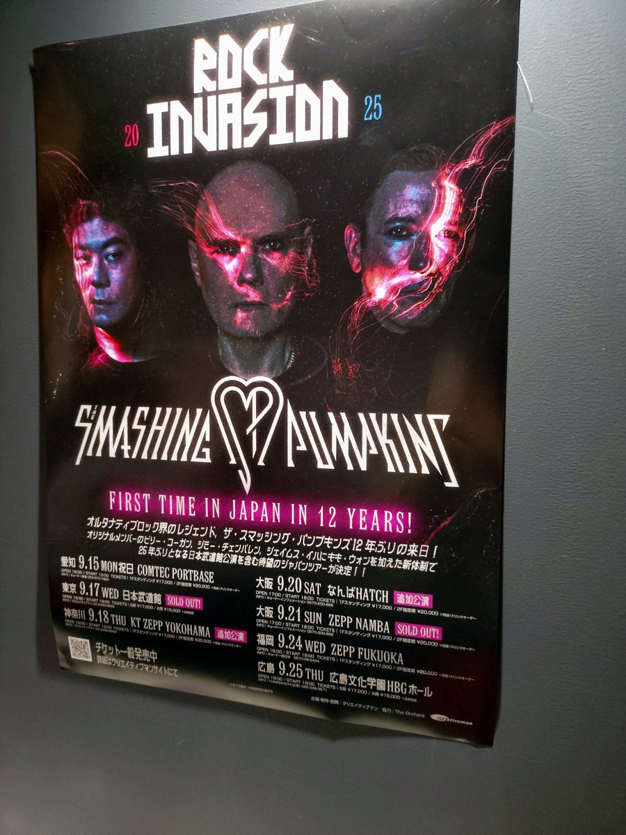 oasis_whatever's tweet photo. 月曜日はNogoyaComtecPortBoseにSmashingPumpkinのライブに行って来ました。１２年ぶりの来日と初見のライブと合って高揚した気持ちでライブ会場に向かいました。先ずはお約束のライブＴを買う為に１時間程並び購入。ららぽーとで時間を潰し、会場時間を待ち会場に入場し、程なく
#SmashingPumpkins https://t.co/q7QaqqfZAo