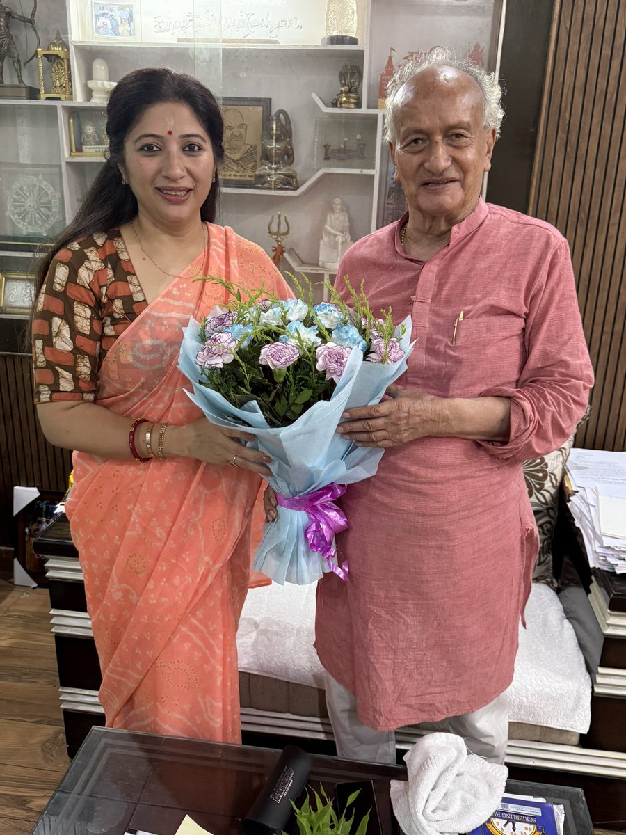 deeptirawatbjp's tweet photo. उत्तराखण्ड के पूर्व मुख्यमंत्री एवं महाराष्ट्र व गोआ के पूर्व राज्यपाल आदरणीय बाबूजी श्री @BSKoshyari जी से, प्रदेश महामंत्री की नयी जिम्मेदारी मिलने पर आशीर्वाद प्राप्त किया।🙏🏻💐

आपका स्नेहपूर्ण मार्गदर्शन मुझे सदैव ऐसे ही मिलता रहे।

@BJP4UK @BJPMahilaMorcha https://t.co/ikfQvvOdaV