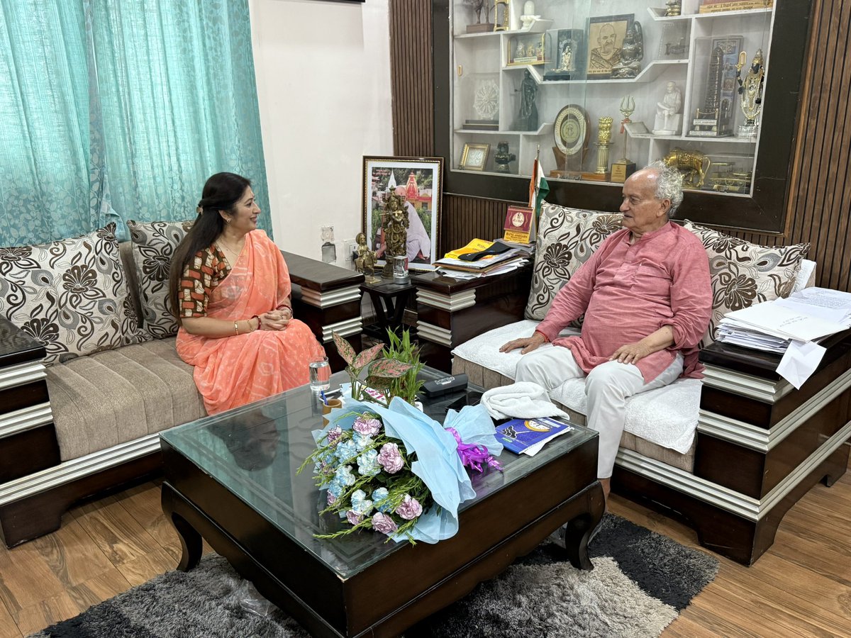 deeptirawatbjp's tweet photo. उत्तराखण्ड के पूर्व मुख्यमंत्री एवं महाराष्ट्र व गोआ के पूर्व राज्यपाल आदरणीय बाबूजी श्री @BSKoshyari जी से, प्रदेश महामंत्री की नयी जिम्मेदारी मिलने पर आशीर्वाद प्राप्त किया।🙏🏻💐

आपका स्नेहपूर्ण मार्गदर्शन मुझे सदैव ऐसे ही मिलता रहे।

@BJP4UK @BJPMahilaMorcha https://t.co/ikfQvvOdaV