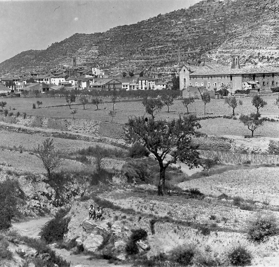 Vista de Torà des del Calvari. Any 1936.
No identifiquem als dos nois.
#recordantora #memoriahistorica #memoriaoral #tora #arxiuapact