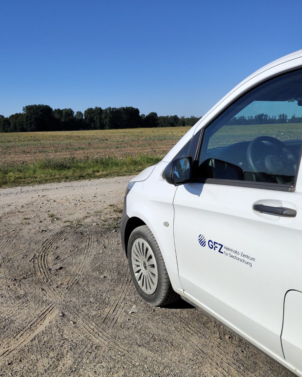 🚜 𝗙𝗿𝗼𝗺 𝗮𝗯𝗼𝘃𝗲 𝗮𝗻𝗱 𝗼𝗻 𝘁𝗵𝗲 𝗴𝗿𝗼𝘂𝗻𝗱 — 𝘀𝗼𝗶𝗹 𝘀𝗲𝗻𝘀𝗶𝗻𝗴 𝗶𝗻 𝗮𝗰𝘁𝗶𝗼𝗻!

Our #WHEATWATCHER pilot site in Demmin, Germany, just hosted a full-scale deployment of the mobile sensing platform developed by Ghent University. 

👉  wheatwatcher.eu/blog/