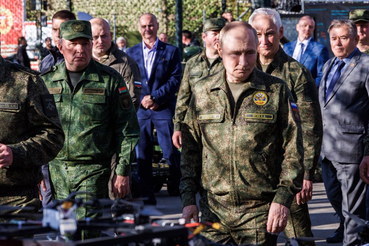 Президент Российской Федерации Владимир Путин, Министр обороны  Республики Беларусь генерал-лейтенант Виктор Хренин, Министр обороны  Российской Федерации Андрей Белоусов посетили выставку вооружения,  военной и специальной техники.

Подробности: t.me/modmilby/50542