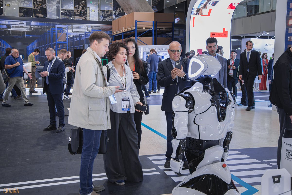 Improve your customer service with the features of service robots! The Promobot team will support you throughout the entire process of project implementation and robot integration. We will develop a case and robot functionality tailored to the specifics of your business.