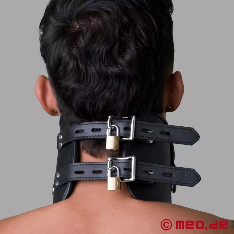 Donne une nouvelle dimension à la soumission lors de ta séance BDSM grâce à notre collier postural verrouillable en cuir noir.

Avec sa forme moulante et son cuir robuste, notre collier permet de  figer la tête...
locked.fun/colliers/398-c…