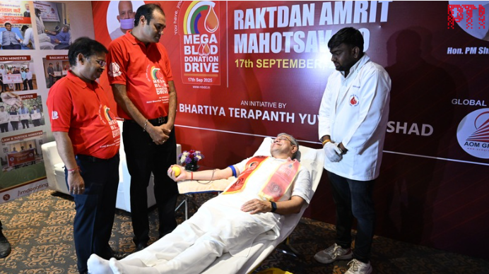 PTI_News's tweet photo. PHOTO | Delhi: Union Minister Ashwini Vaishnaw (@AshwiniVaishnaw) takes part in Sewa Saptah organised as part of the celebration of PM Narendra Modi’s 75th birthday, donates blood at camp organised by Terapanth Yuvak Parishad.

(Source: Third Party) https://t.co/ClB79pAmZh