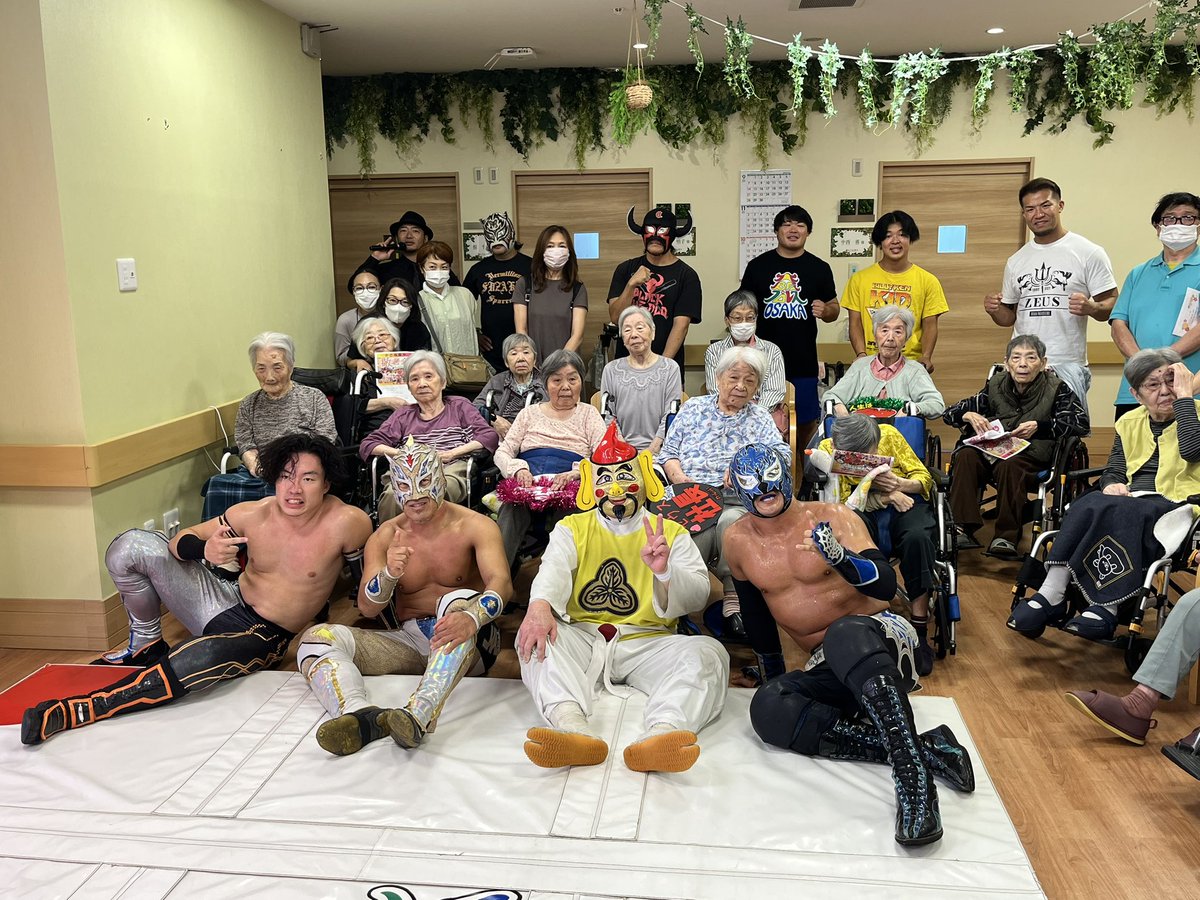 osakapro's tweet photo. 本日、
小規模多機能型居宅介護
かさね豊中様の『敬老会』に
お招きいただきました✨
マットプロレス2試合で、
会場全体が一体となって
盛り上がりました‼️

そして、
プロレスのように大迫力の
マグロ解体ショーも🐟

プロレスと解体ショーの
迫力満点のコラボは、
最高の
盛り上がりとなりました💪

最後には、
捌きたての新鮮なマグロの
お寿司をご馳走になり、
心もお腹も大満足です🙏

たくさんの
笑顔と温かい拍手を
送ってくださった
利用者のみなさま、
そして
施設の職員のみなさまに
心から感謝申し上げます🌸
ありがとうございました🙇

by 池田 勇也

#かさね豊中
#敬老会
#大阪プロレス
#マグロ解体ショー