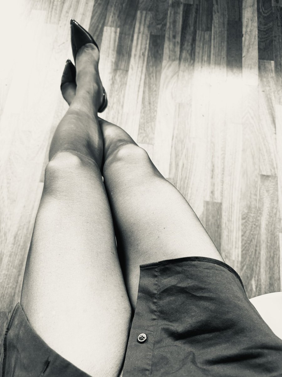 Lazy afternoons. 

#legs #pantyhose #heels