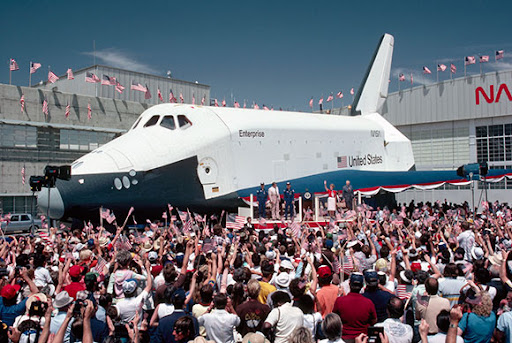 mariobianchi18's tweet image. Il #17settembre 1976 la NASA presenta lo #SpaceShuttle. Rivoluzionati i voli spaziali: parte da terra come un missile ma atterra come un aereo. Caratteristica è la enorme capacità di carico, per portare nello spazio grandi quantità di materiali: satelliti e strumenti scientifici.