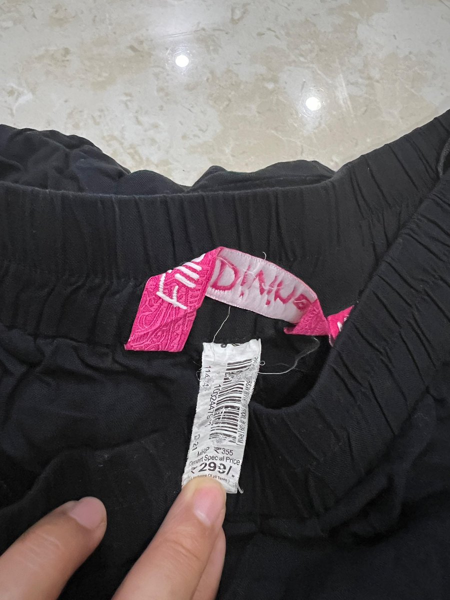 RVyph05's tweet photo. Stop scamming!! Order women blazers and delivered old worn out pajamas cost Rs.299 @AJIOLife @AjioCares @vineethnair8 https://t.co/sDHrTlBY1R