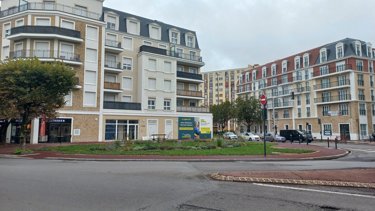#Chelles #GrandParis 
Nouvelles constructions avec logements, commerces et deux résidences seniors en entrée de ville depuis Paris, à l’angle des avenues Foch et Général de Gaulle.