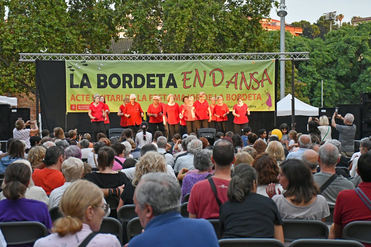 sants3radio's tweet image. Una #Bordeta en #Dansa passada per aigua clou l&apos;espectacular setmana de Festa Major al barri bordetenc.
Al #SantsMontjuïcAlDia entrevistem la Núria Esterri del @secretariat_shb amb la crònica de dissabte.

🎧Audio👉go.ivoox.com/rf/158089709
📰Notícia📸👉el3.cat/noticia/103056…