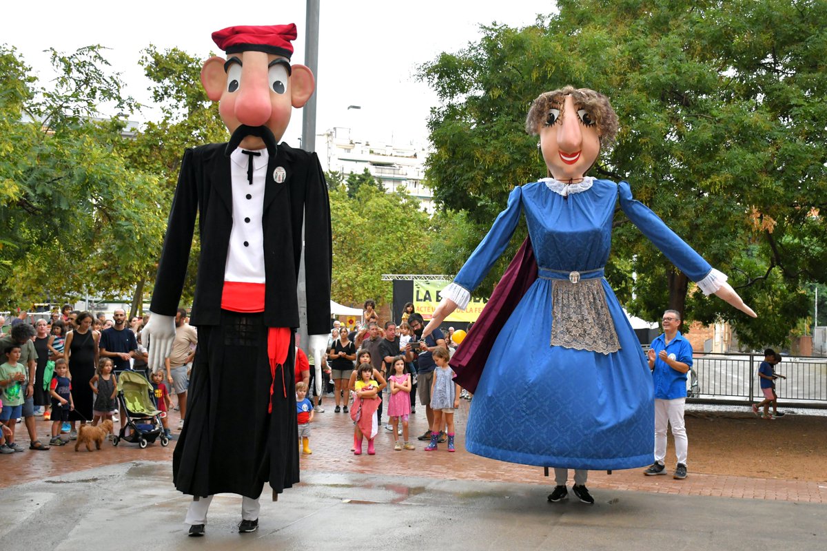 sants3radio's tweet image. Una #Bordeta en #Dansa passada per aigua clou l&apos;espectacular setmana de Festa Major al barri bordetenc.
Al #SantsMontjuïcAlDia entrevistem la Núria Esterri del @secretariat_shb amb la crònica de dissabte.

🎧Audio👉go.ivoox.com/rf/158089709
📰Notícia📸👉el3.cat/noticia/103056…