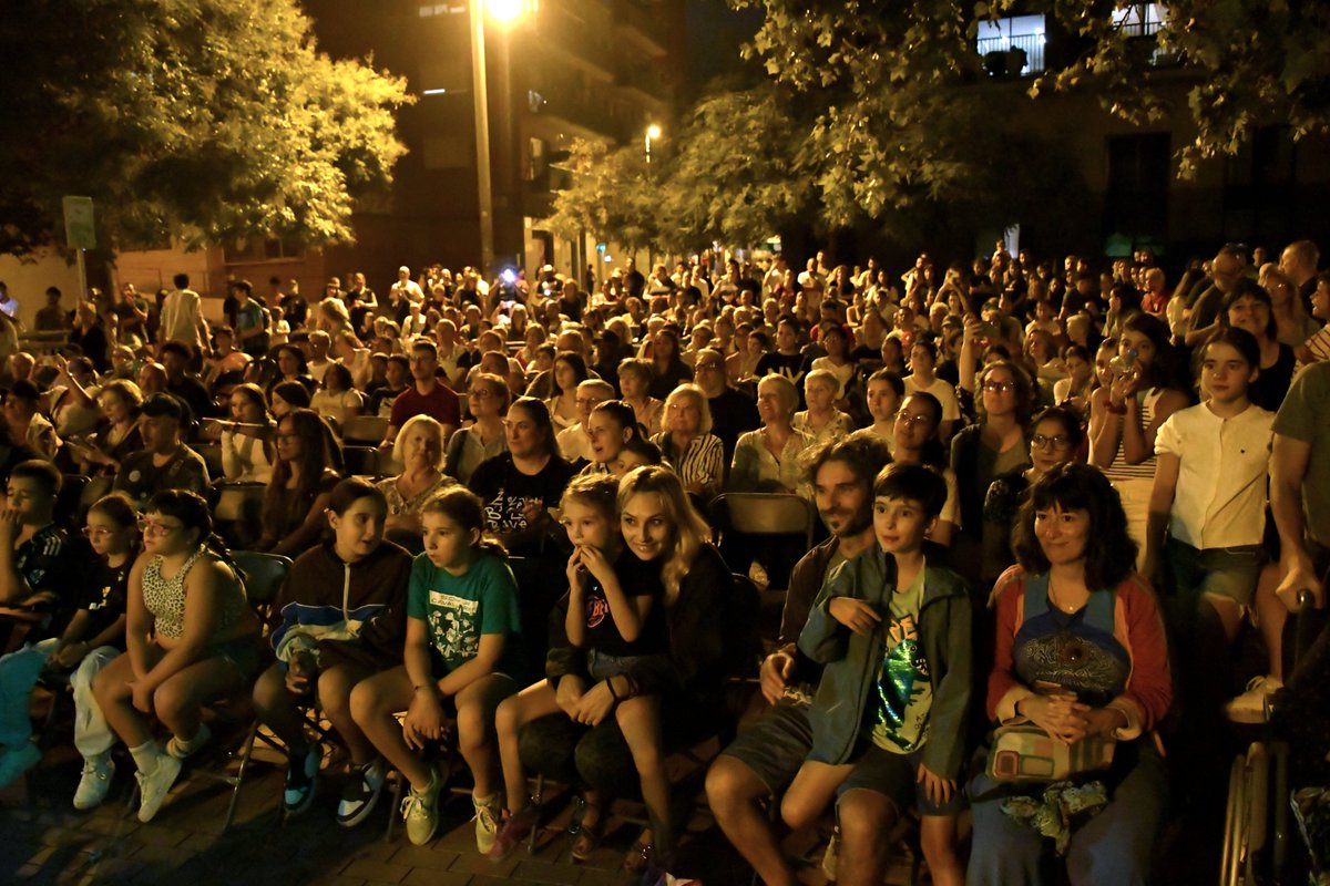 sants3radio's tweet image. Una #Bordeta en #Dansa passada per aigua clou l&apos;espectacular setmana de Festa Major al barri bordetenc.
Al #SantsMontjuïcAlDia entrevistem la Núria Esterri del @secretariat_shb amb la crònica de dissabte.

🎧Audio👉go.ivoox.com/rf/158089709
📰Notícia📸👉el3.cat/noticia/103056…
