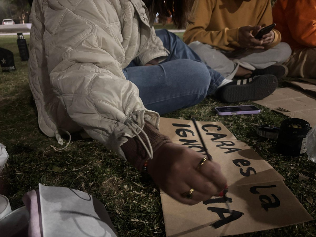 Estudiantes del movimiento <a href="/sur_cba/">Sur - Córdoba</a> acampando en defensa de la educación pública, sumando acciones de visibilización en la previa de la marcha federal universitaria. ✊🏽
<a href="/anitazapataa/">lanita</a>