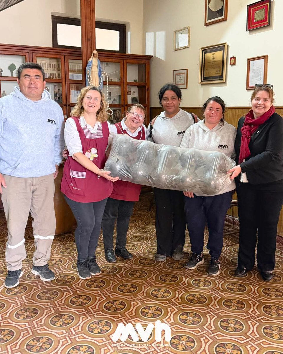 RECICLANDO JUNTOS 💚

♻️🌍 Personal de la Dirección de Ambiente Municipal visitó hoy distintos centros educativos para retirar los bags entregados meses atrás, destinados a recolectar botellas plásticas que ahora recibirán un segundo uso dentro de la economía circular