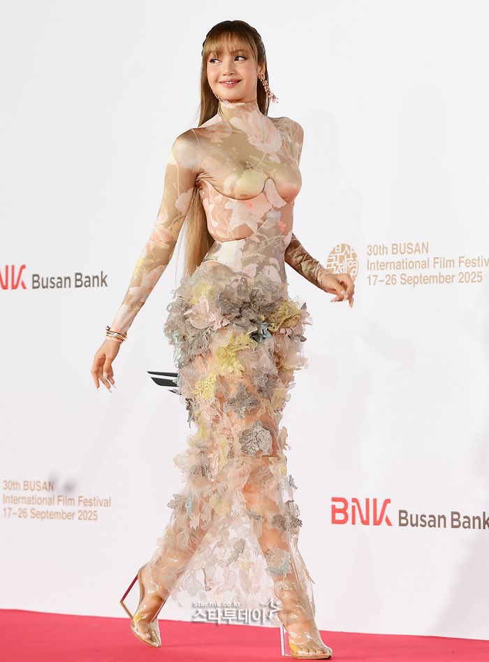 LISANATIONS_'s tweet photo. #LISA in Maison Margiela FW25 Couture by Glenn Martens, glowing in Bulgari at BIFF30 💎

@wearelloud @Bulgariofficial 

#LISAxBIFF2025
#LISAXBVLGARI
#BIFF2025 https://t.co/gutv4Pizgw
